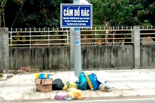 Bỏ rác nơi bảng cấm