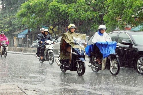Kỹ năng đi xe máy an toàn khi trời mưa, đường trơn