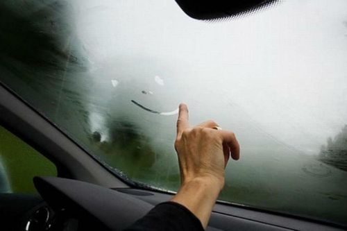 Mẹo xử lý kính lái và gương chiếu hậu bị mờ khi trời mưa