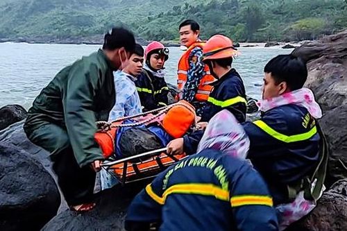 Trao bằng khen cho lực lượng cứu 'phượt thủ' rơi xuống hố dưới chân đèo Hải Vân