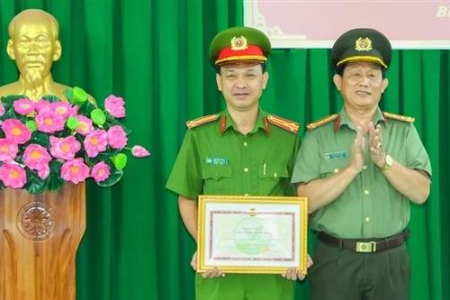 Khen thưởng tập thể, cá nhân khám phá nhanh vụ cướp tiệm vàng ở Vĩnh Long