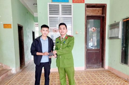 Tân binh CAND nhặt được ví tiền tìm trả người đánh rơi