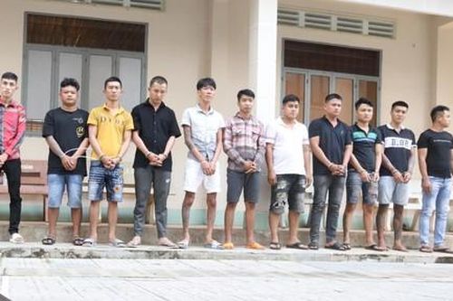 Khống chế nhóm đối tượng vác hung khí kéo nhau đi đòi nợ