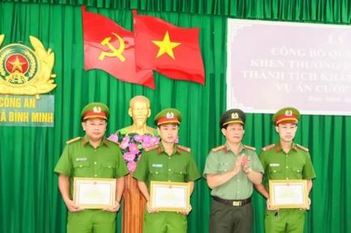 Khen thưởng lực lượng truy 'nóng' đối tượng cướp tiệm vàng