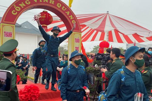 Huyện Gia Lâm: 173 tân binh háo hức lên đường làm nhiệm vụ