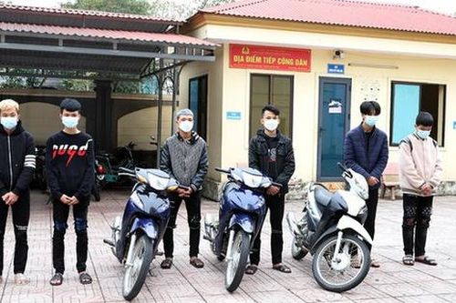6 thanh niên tháo biển số, lạng lách bốc đầu xe, quay clip tung lên mạng bị công an triệu tập