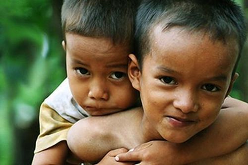 Mở camera thấy con trai đang cõng em ngoài sân, bố đơn thân rơi nước mắt: 'Đáng ra người cõng các con phải là ba mới đúng, con trai của ba mới 3 tuổi thôi mà'