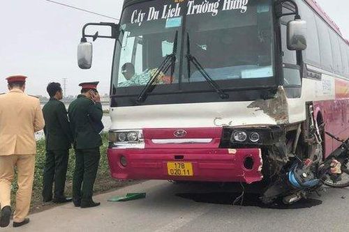 Va chạm với ô tô, 2 nam thanh niên đi xe máy tử vong