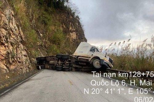 Xe đầu kéo không làm chủ được tốc độ, đâm vào vách núi
