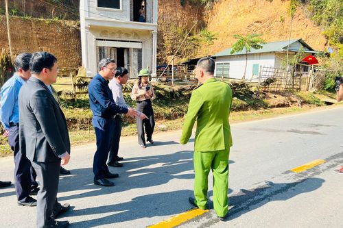 Lấy máu kiểm tra nồng độ cồn, ma túy trong vụ ô tô bị lật đè 2 xe máy làm 4 người chết