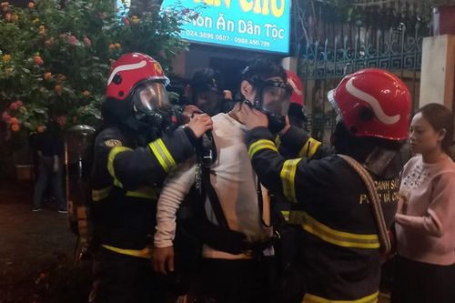 Lính cứu hỏa kịp thời cứu và hướng dẫn nạn nhân mắc kẹt trong vụ cháy tại quán massage