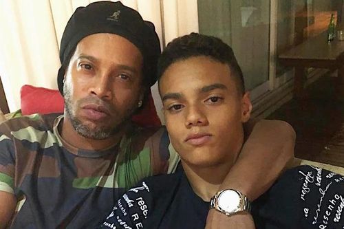 Con trai Ronaldinho ký hợp đồng với Barca