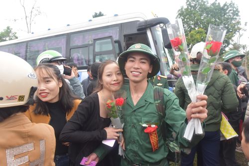 Thanh niên Hà Tĩnh lên đường tòng quân