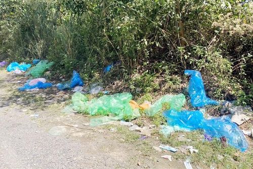 Rác áo mưa tiện lợi khắp đèo Khánh Lê - Ý thức là trên hết