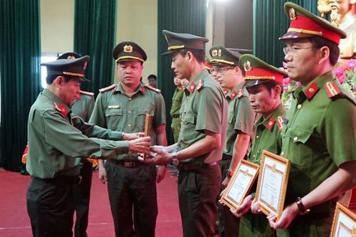 Bộ Công an tặng Bằng khen cho ê- kíp tham gia cứu nạn phượt thủ bị nạn tại bãi Sủng Cỏ