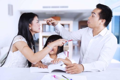 Cha mẹ cãi nhau tác động nghiêm trọng đến tâm lý con trẻ