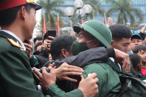 Gần 1.500 thanh niên Hà Tĩnh lên đường nhập ngũ
