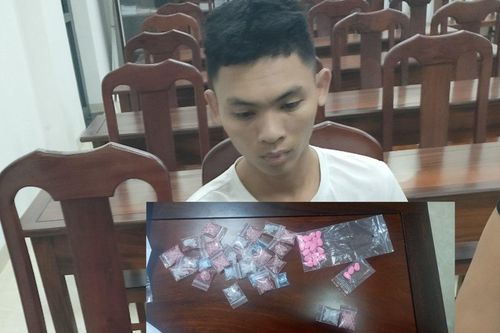 Bắt giữ đối tượng tàng trữ trái phép ma túy tổng hợp và thuốc lắc