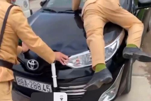 Clip ô tô bỏ chạy khi kiểm tra nồng độ cồn gây tai nạn nghiêm trọng ở Vĩnh Phúc