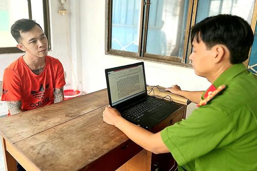 Tạm giữ nam thanh niên bênh mẹ tạt xăng đốt hàng xóm