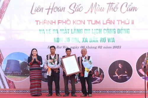 Liên hoan sắc màu thổ cẩm và ra mắt làng du lịch cộng đồng Kon Jơ Dri