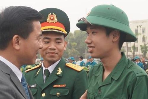 Nam tân binh mồ côi tình nguyện nhập ngũ