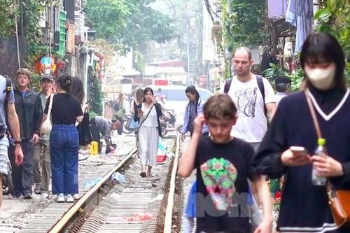 Trăm lượt du khách tản bộ trên đường ray tàu hỏa giữa lòng Thủ đô