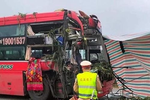 Ô tô khách đâm xe tải dừng đỗ, 2 người thương vong