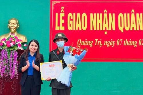 Tặng bằng khen tân binh trả lại ví tiền cho người đánh rơi