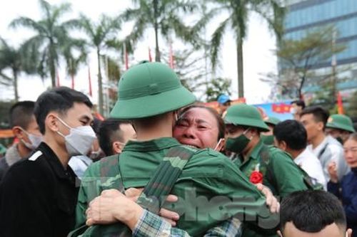 Hơn 1.400 tân binh Hà Tĩnh lên đường nhập ngũ