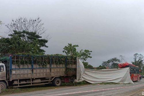 Va chạm với xe tải chở ngô, 2 người trên xe khách thương vong