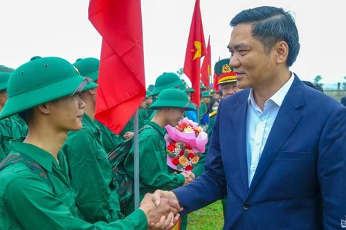 Phó Bí thư Tỉnh ủy Hoàng Nghĩa Hiếu động viên các tân binh huyện Nam Đàn lên đường nhập ngũ