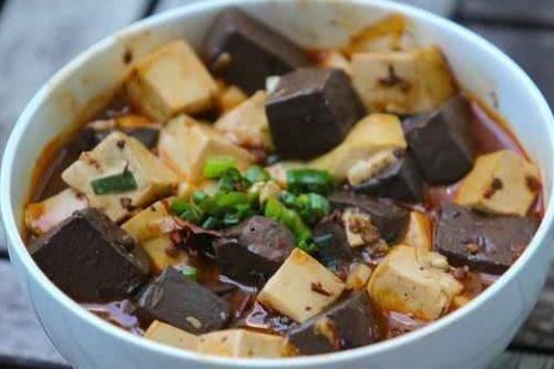 Thực đơn cơm chiều: Canh tiết heo, sườn non kho tiêu, thịt bò xào hoa thiên lý