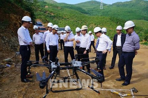 Đẩy mạnh ứng dụng thiết bị bay không người lái trong quản lý vận hành đường dây truyền tải điện