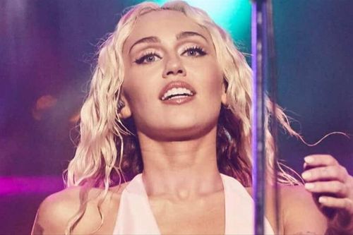Billboard Hot 100: Miley Cyrus tiếp tục thăng hoa nhưng vẫn phải dè chừng SZA