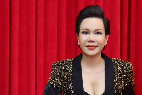 Việt Hương thừa nhận 'cao danh vọng', bất chấp phơi nắng 4 tiếng đồng hồ chạy show