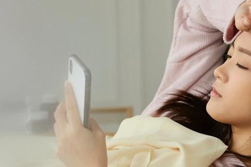 Áy náy khi phát hiện ra số tiền chồng gửi cho con riêng mỗi tháng