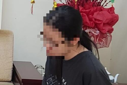 Người cha không ký giấy để con gái gia hạn visa là vi phạm quyền trẻ em