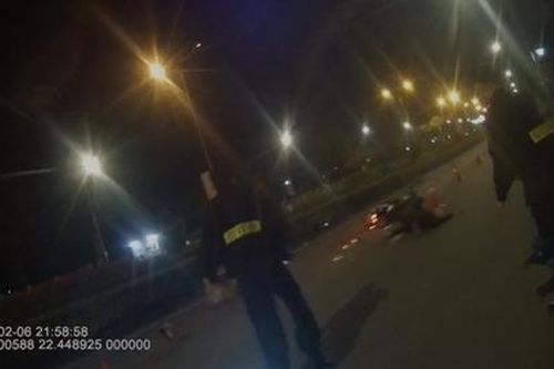 Cán bộ CSGT bị người vi phạm tông trọng thương
