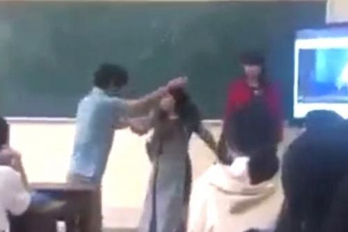 Thu hồi quyết định kỷ luật nữ giáo viên bị đồng nghiệp khống chế đẩy ra khỏi lớp học