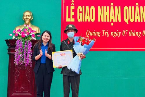 Trao Bằng khen cho tân binh CAND nhặt được ví tiền tìm trả người đánh rơi