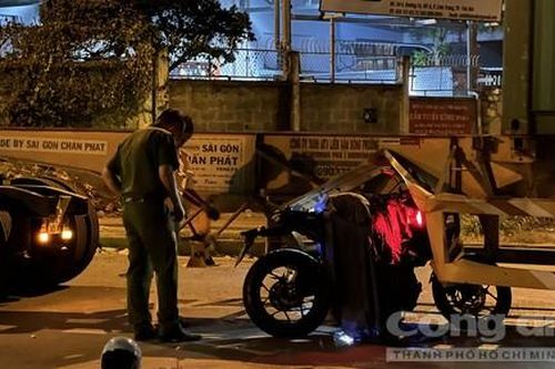 Xe máy tông ngang hông container đang lùi ở TPHCM, 1 người tử vong