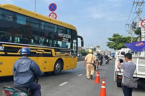 CSGT Công an TPHCM xử lý xe khách chở hàng hóa trên khoang hành khách