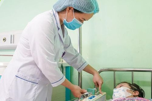 Ngã đập thắt lưng vào thành cầu thang, bé gái 10 tuổi vỡ thận