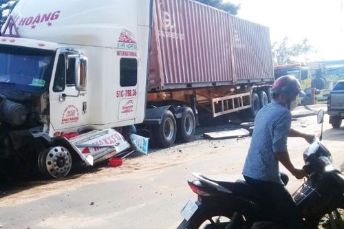 Tiền Giang: Ô tô va chạm với xe container, 6 người bị thương