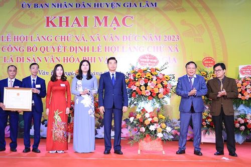 Trình diễn múa 'lễ chữ' tại Lễ hội đình Chử Xá (huyện Gia Lâm)