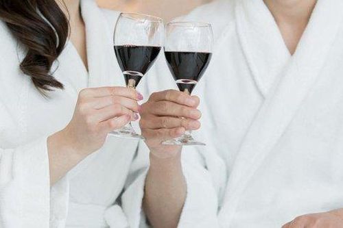 Lấy vợ trẻ ở tuổi gần 60 tuổi vì bị các con gái giục