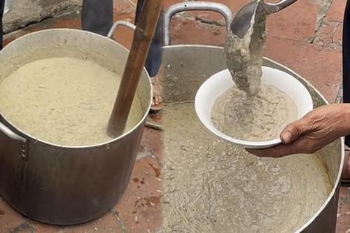 Về quê ăn cỗ, chàng trai khoe món 'cháo chuối' độc lạ phải hai người cật lực nấu mới xong