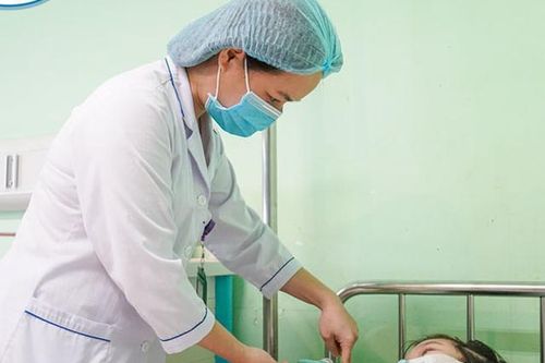Trượt chân ngã vào bậc cầu thang khi chơi đùa, bé gái 10 tuổi bị vỡ thận