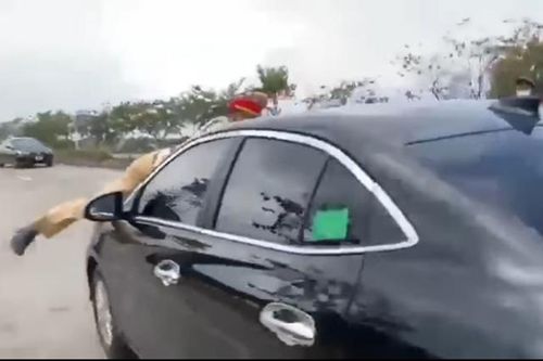 Lái xe hất CSGT lên nắp capo rồi bỏ chạy, gây tai nạn có phạm tội giết người?